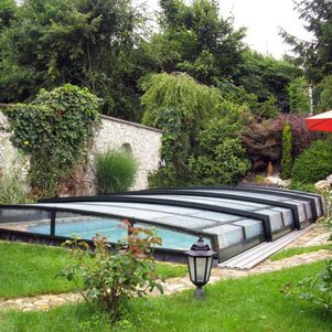Nízke zastřešenie bazénu CORONA nenaruší vzhľad vašej záhrady