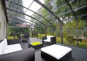 Uzavretie terasy jednoduchým pohybom umožní príjemné posedenie aj v sychravom počasí